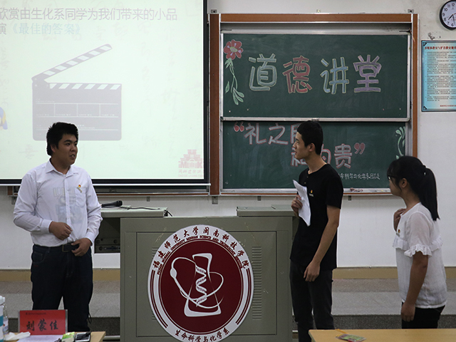 1493109381835056.jpg 康美-生化系学生表演小品.JPG